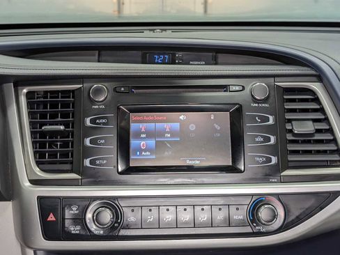 Used 2019 Toyota Highlander LE image 22
