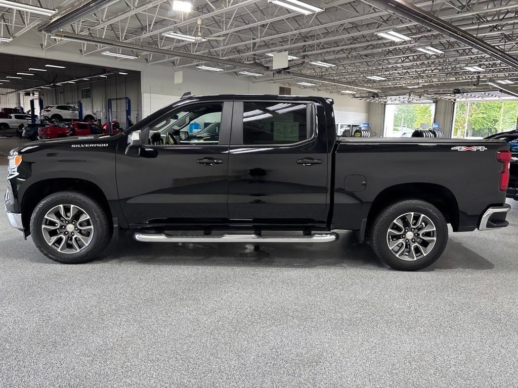 Used 2024 Chevrolet Silverado 1500 LT AWD/4WD image 4