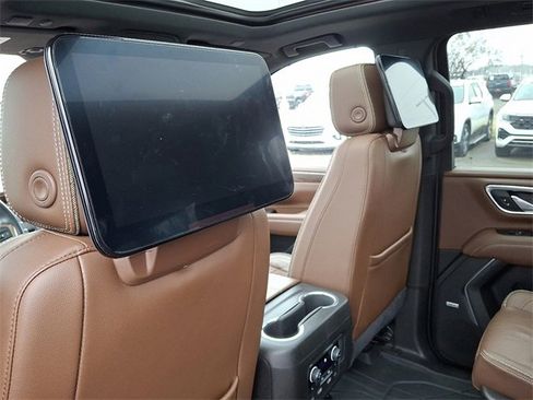 Used 2021 Chevrolet Suburban High Country w/ Premium Package image 9