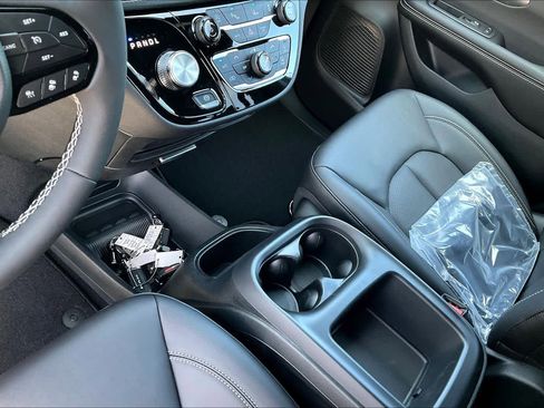 New 2026 Chrysler Pacifica Select w/ S Appearance Package FWD image 7