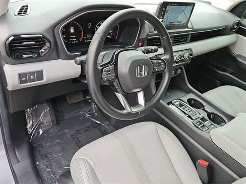 Used 2025 Honda Pilot Touring image 10