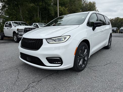 New 2026 Chrysler Pacifica Select image 3