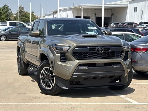 Used 2025 Toyota Tacoma TRD Sport AWD/4WD image 2