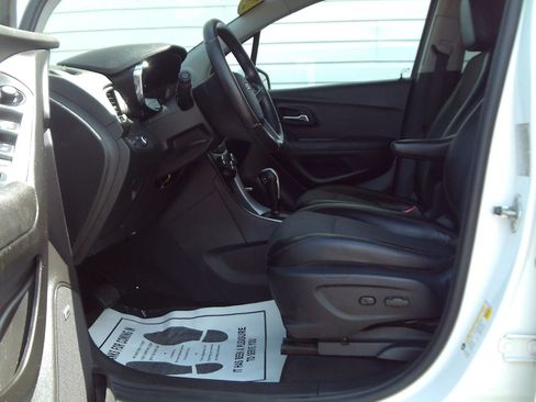 Used 2017 Chevrolet Trax LT w/ Sun & Sound Package FWD image 18