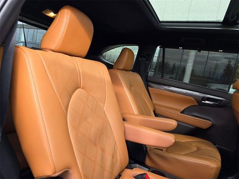 Used 2020 Toyota Highlander Platinum image 14