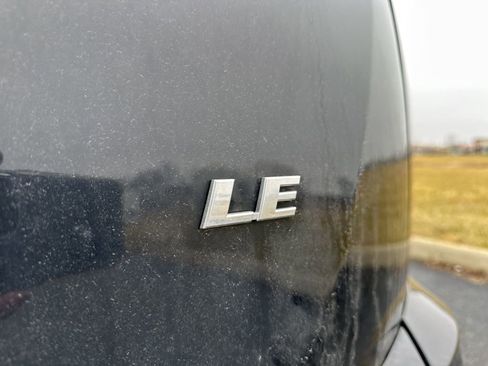 Used 2018 Toyota RAV4 LE image 4