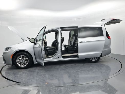 Used 2024 Chrysler Pacifica Touring-L image 59