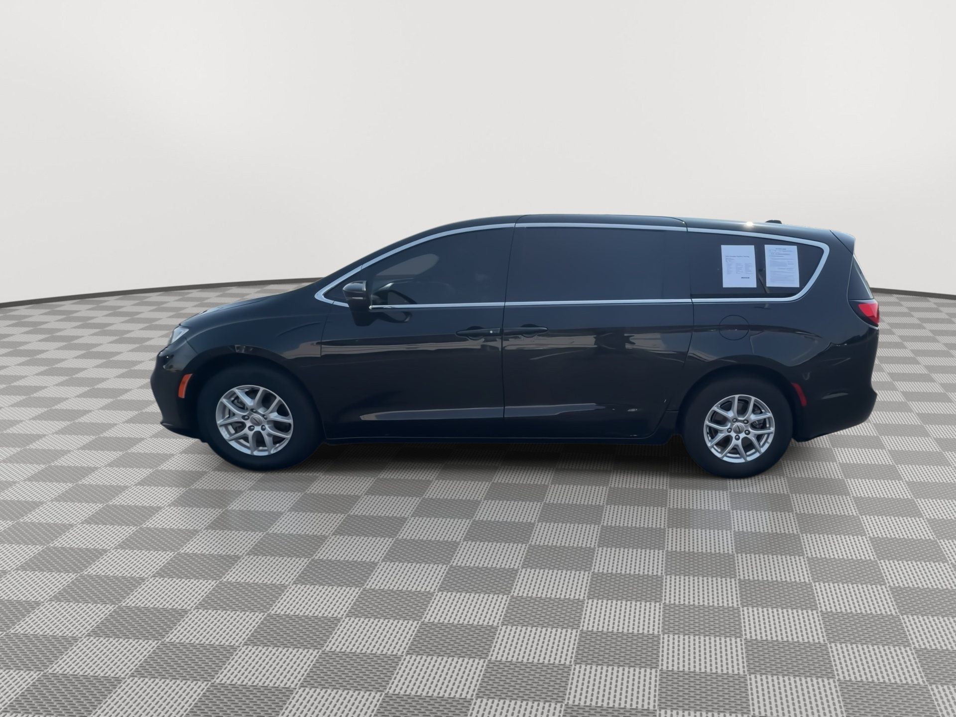 Used 2023 Chrysler Pacifica Touring FWD image 5