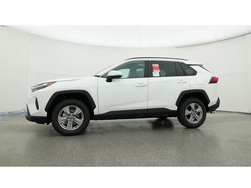 Used 2022 Toyota RAV4 XLE w/ Convenience Package FWD image 22