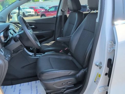 Used 2020 Chevrolet Trax LT w/ LT Convenience Package AWD/4WD image 17