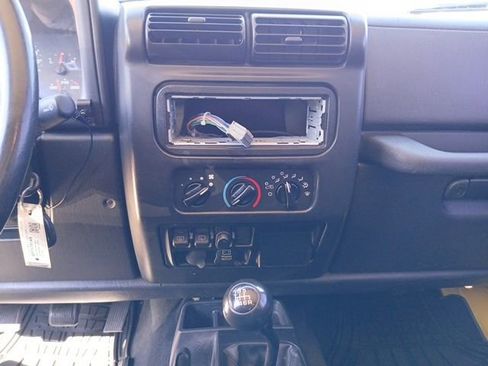 Used 2006 Jeep Wrangler Unlimited w/ Premium Audio Group image 17