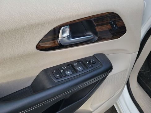Used 2023 Chrysler Pacifica Limited image 13