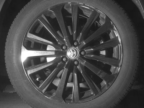 Used 2024 Toyota Highlander XSE FWD image 13