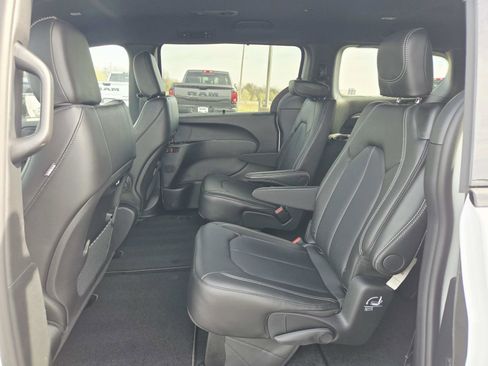 New 2026 Chrysler Pacifica Select image 12