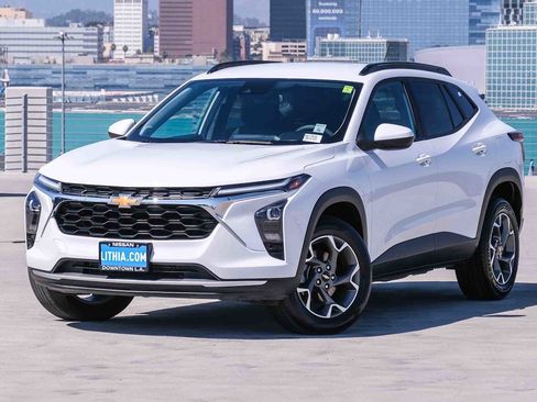 Used 2025 Chevrolet Trax LT FWD image 1