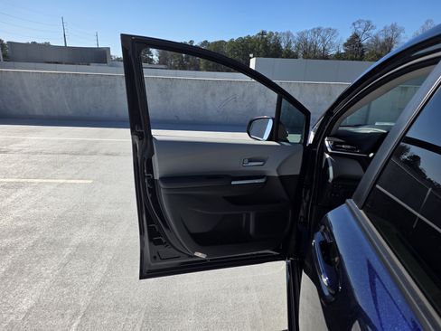 Used 2024 Toyota Sienna XLE image 9