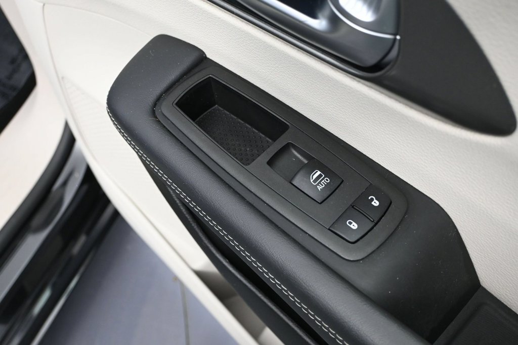 Used 2023 Chrysler Pacifica Touring-L AWD/4WD image 37
