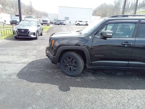 Used 2017 Jeep Renegade Trailhawk AWD/4WD image 8