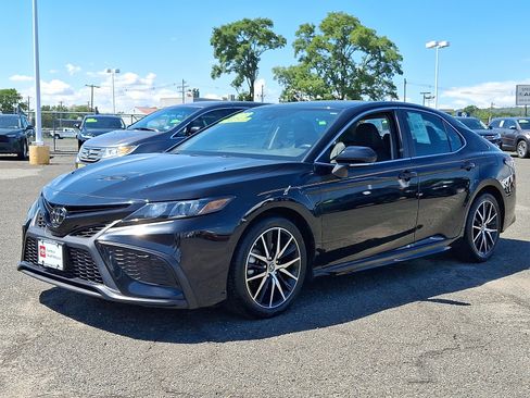 Certified 2023 Toyota Camry SE image 3