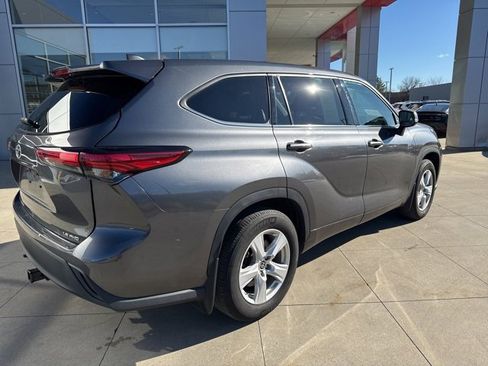 Used 2022 Toyota Highlander LE image 7