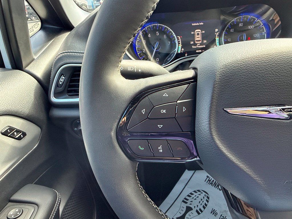 Used 2025 Chrysler Pacifica Limited FWD image 37
