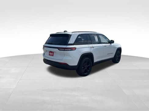 Used 2025 Jeep Grand Cherokee Altitude AWD/4WD image 5