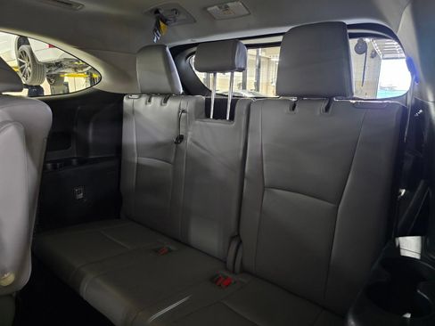 Used 2022 Toyota Highlander XLE FWD image 13