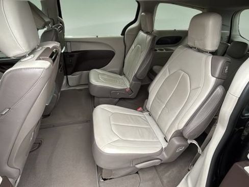 Used 2017 Chrysler Pacifica Touring-L Plus w/ Tire & Wheel Group FWD image 19