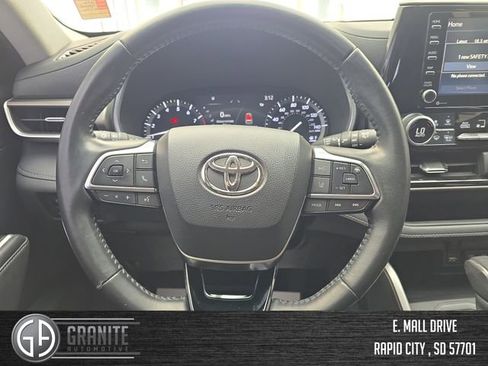 Used 2021 Toyota Highlander XLE image 14
