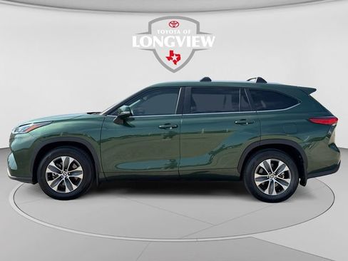 Used 2023 Toyota Highlander XLE FWD image 2