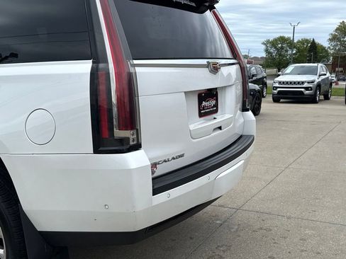 Used 2019 Cadillac Escalade Premium Luxury AWD/4WD image 19