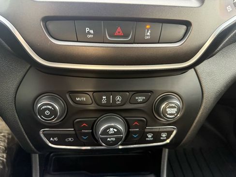 Used 2021 Jeep Cherokee Trailhawk w/ Premium Leather Package image 17