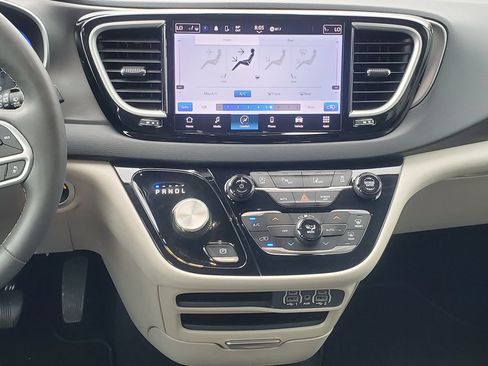 Used 2023 Chrysler Pacifica Touring-L FWD image 26