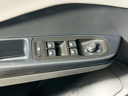 Used 2024 Volkswagen Taos SE image 16