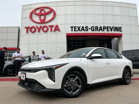 Used 2025 Kia K4 LXS image 2