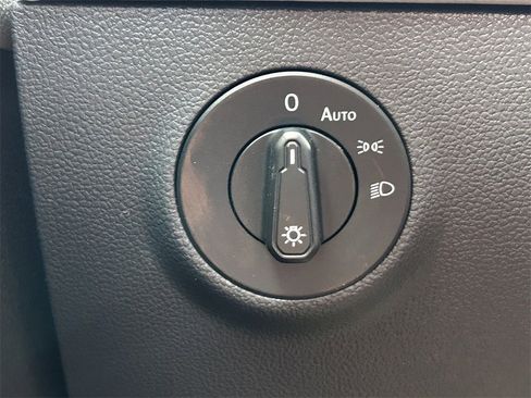 Used 2022 Volkswagen Taos SEL image 26