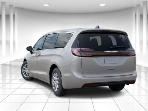New 2026 Chrysler Pacifica Select image 3