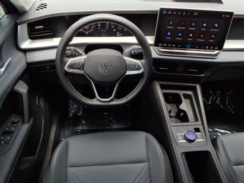 Certified 2025 Volkswagen Tiguan SE FWD image 24