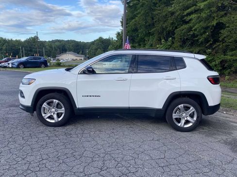 Used 2024 Jeep Compass Latitude AWD/4WD image 2