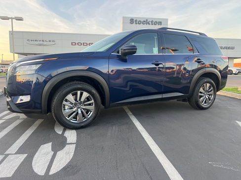 Used 2025 Nissan Pathfinder SV AWD/4WD image 1