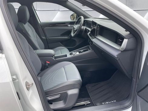Used 2025 Volkswagen Tiguan SE R-Line AWD/4WD image 17
