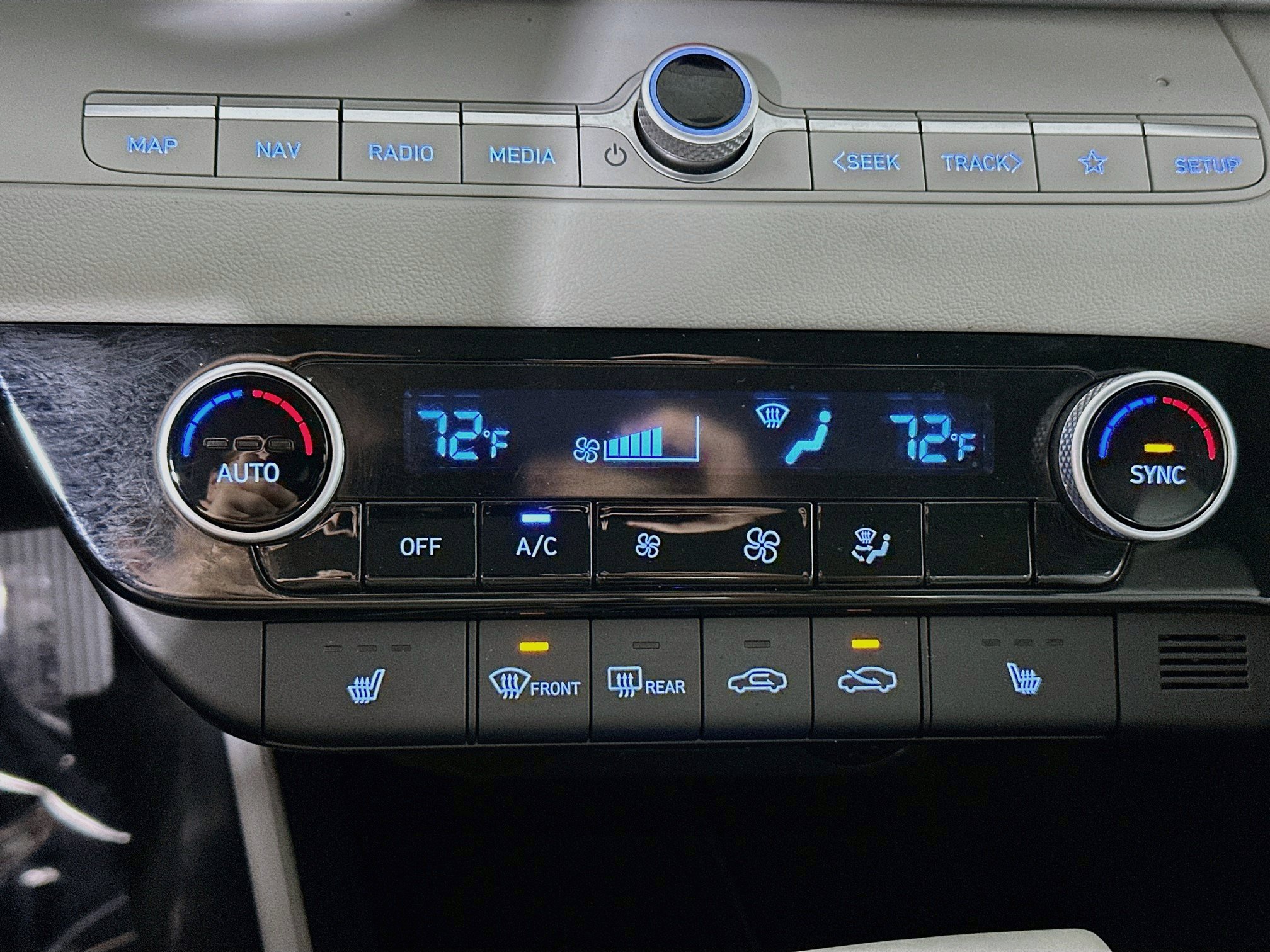 Certified 2025 Hyundai Elantra Limited FWD image 16