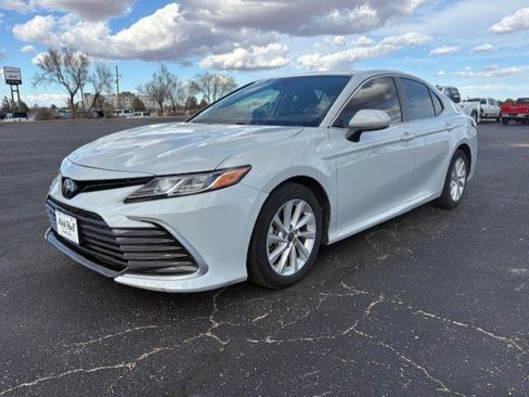 Used 2022 Toyota Camry LE image 2