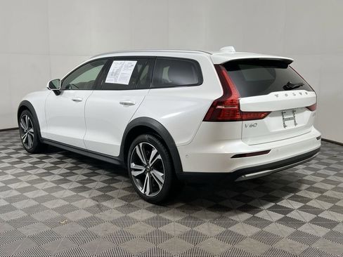 Certified 2025 Volvo V60 B5 Cross Country Plus image 8