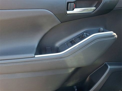 Certified 2022 Toyota Highlander XLE image 12