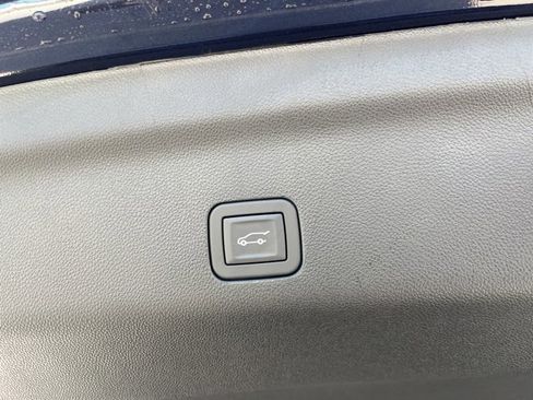 New 2025 Chevrolet Suburban Premier image 9