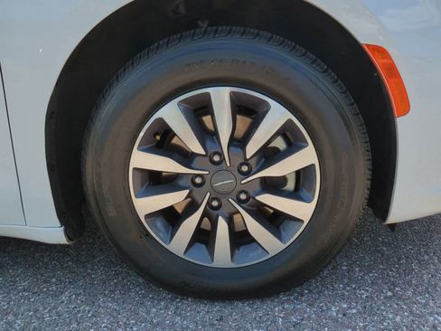 Used 2024 Chrysler Pacifica Limited FWD image 10
