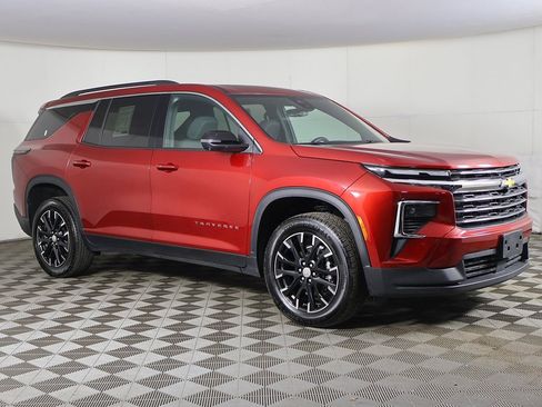 Used 2025 Chevrolet Traverse LT w/ Sun and Wheel Package image 2