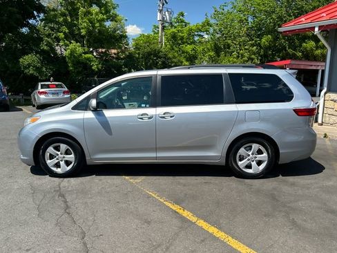 Used 2015 Toyota Sienna LE FWD image 3