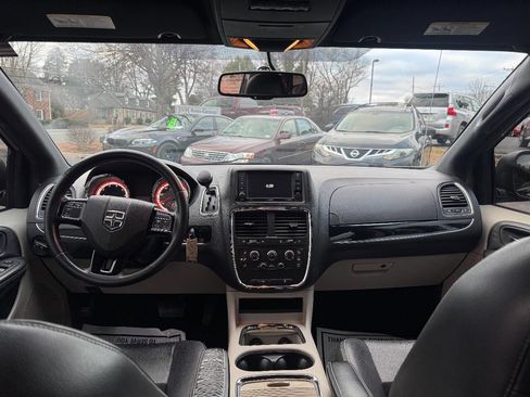 Used 2017 Dodge Grand Caravan SXT image 19